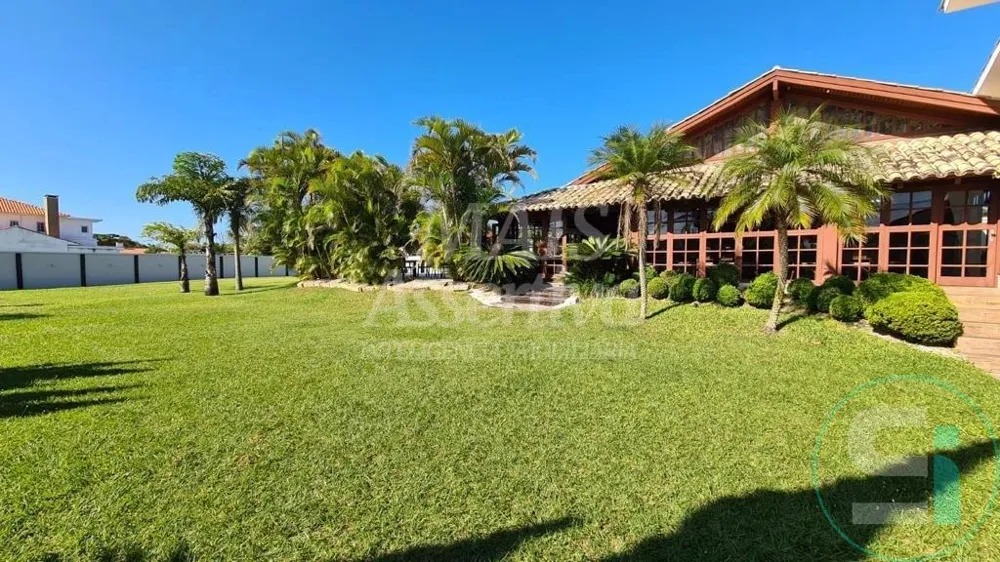 Casa mobiliada com 06 dormitórios em Xangrilá Atlântida