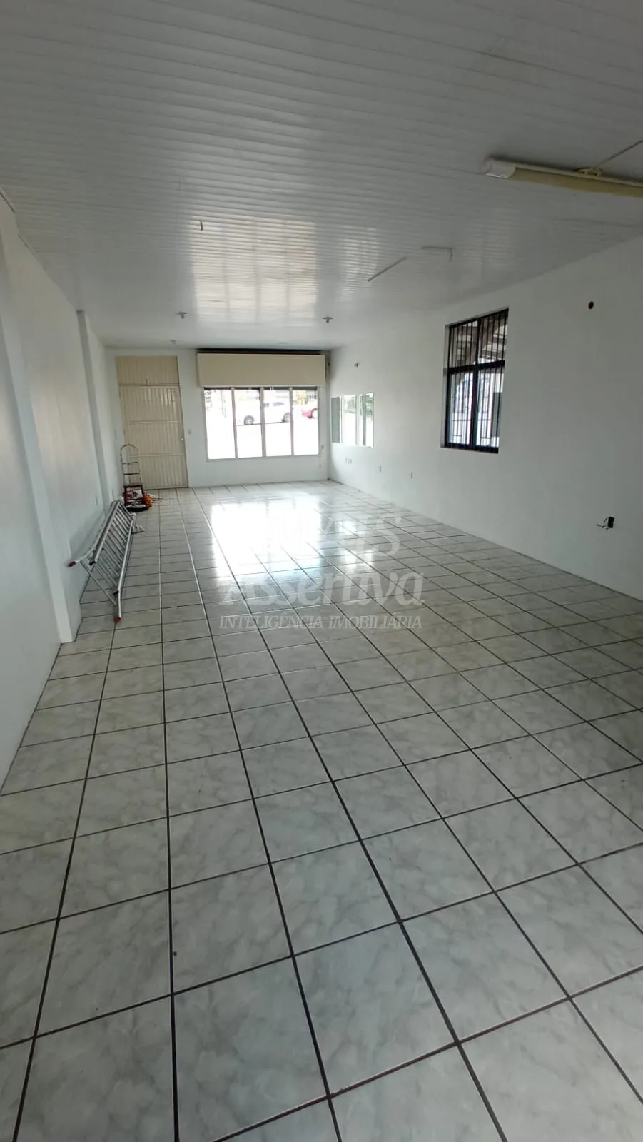 Sala comercial, térrea na Av. Coronel Travassos para locação