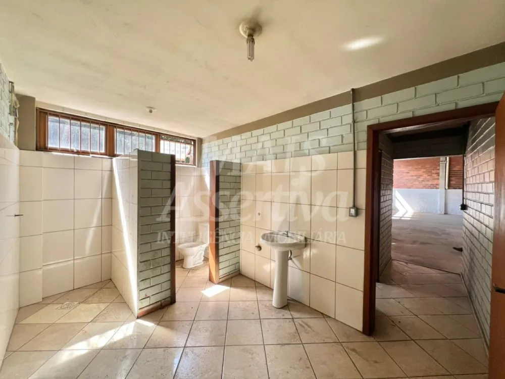 Prédio comercial de 400m² para locação na Rua Guia Lopes 