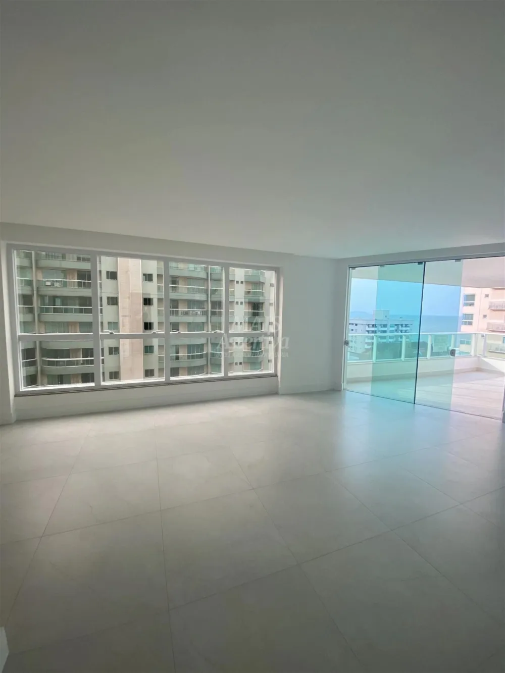 Excelente Apartamento com 03 Suítes para Venda em Itapema Meia Praia