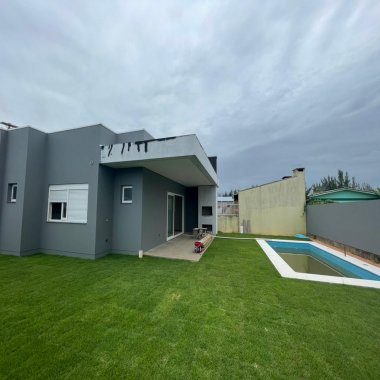 Excelente casa à venda com três suítes no Balneário Camboim 