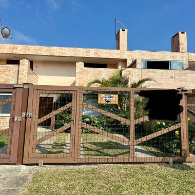 Ótimo sobrado semi-mobiliado a venda na Barra de Imbé/RS - 3 dormitórios