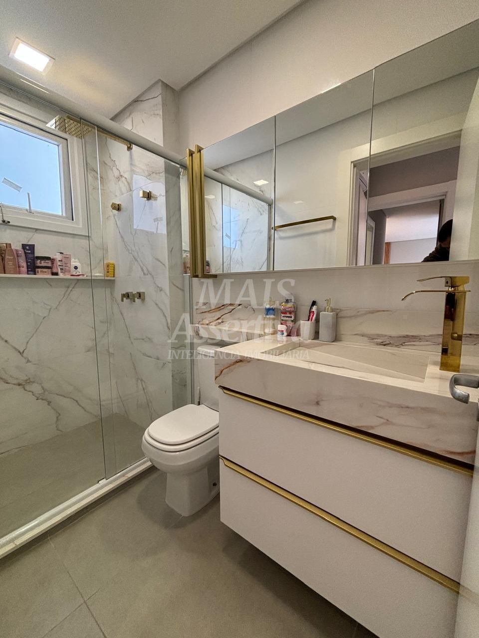 Excelente apartamento mobiliado à venda no Centro de Torres/RS - 2 dormitórios