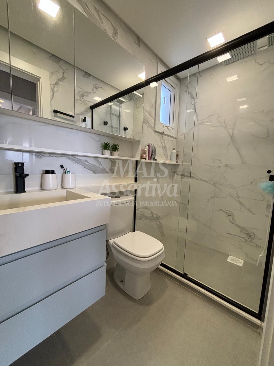 Excelente apartamento mobiliado à venda no Centro de Torres/RS - 2 dormitórios