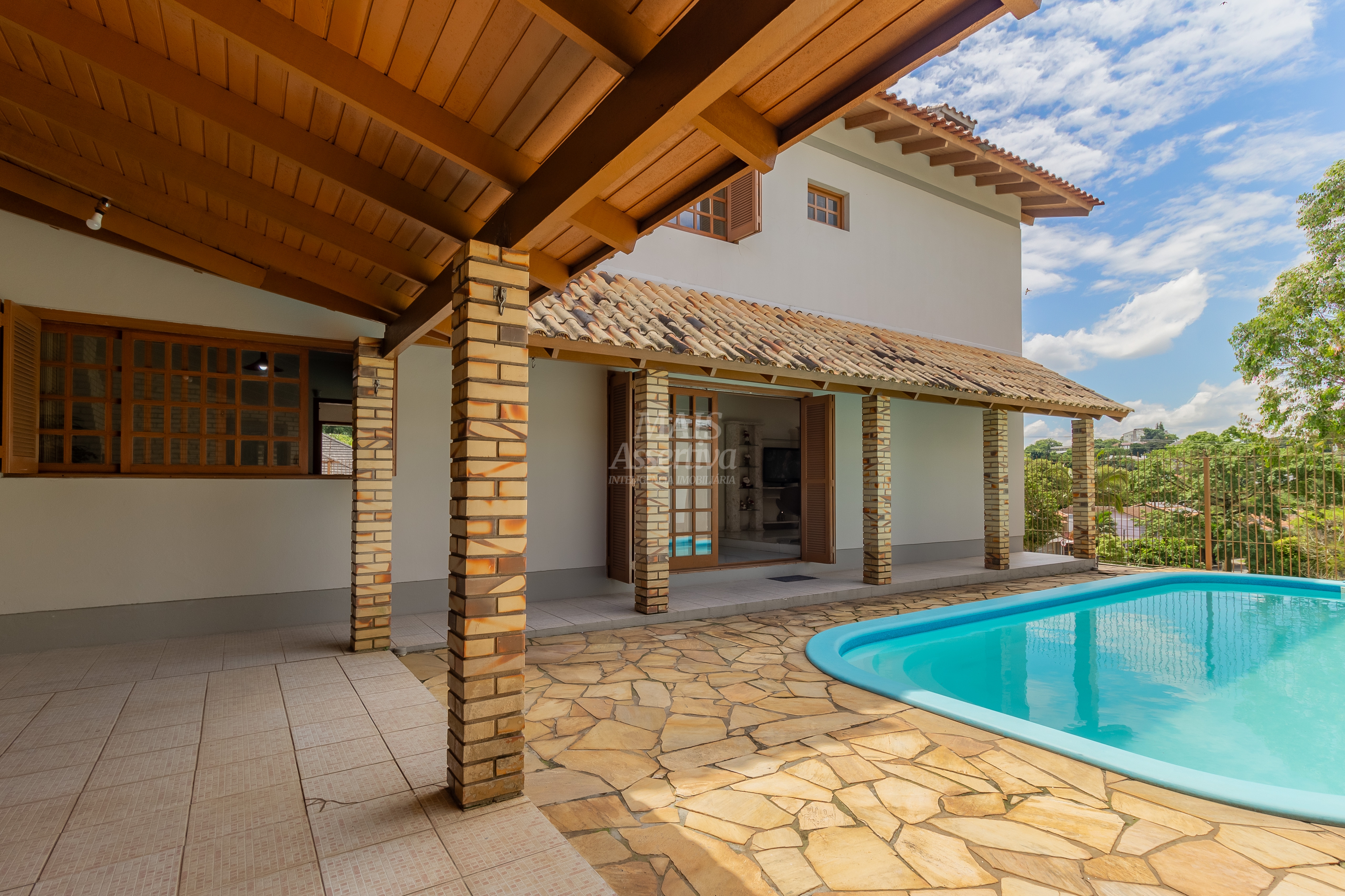 Sobrado semi mobiliado para venda de 4 dormitórios, bairro Canudos em Novo Hamburgo/RS. 