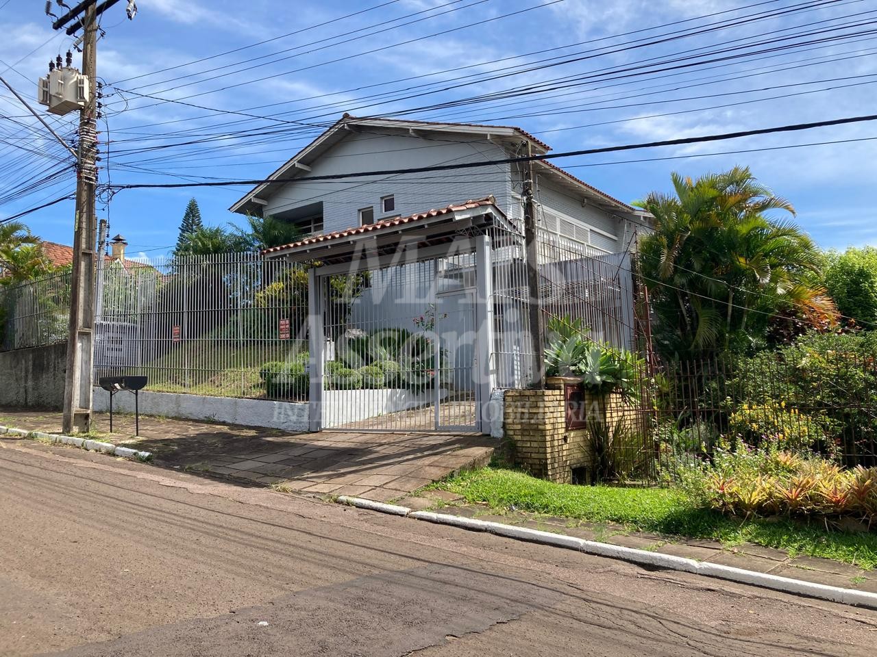 Casa com 03 dormitórios para venda no bairro Primavera