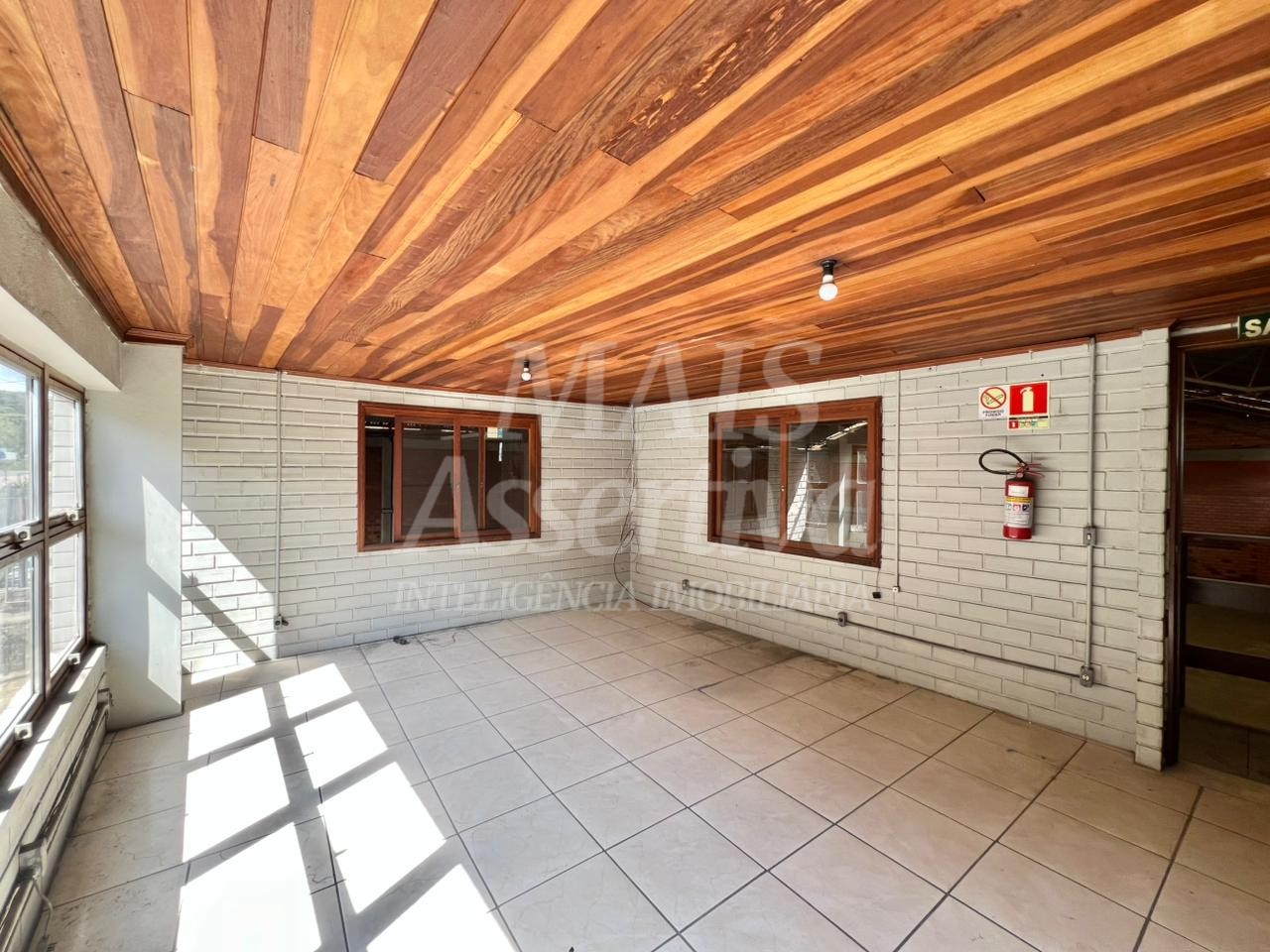 Prédio comercial de 400m² para locação na Rua Guia Lopes 