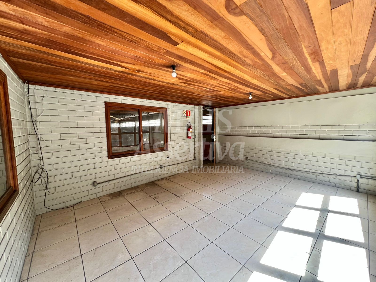 Prédio comercial de 400m² para locação na Rua Guia Lopes 