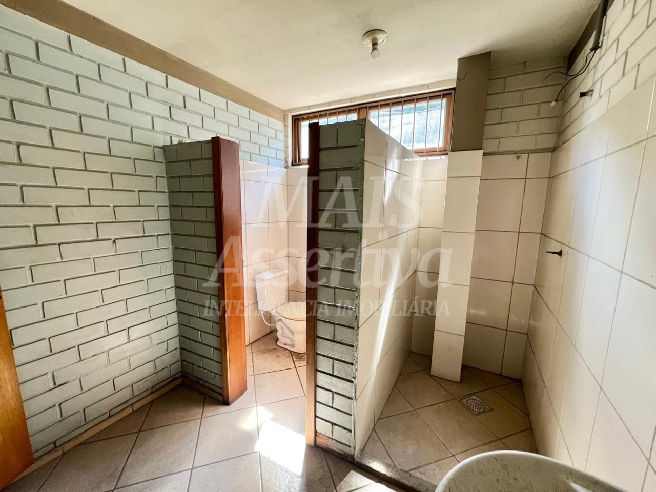 Prédio comercial de 400m² para locação na Rua Guia Lopes 