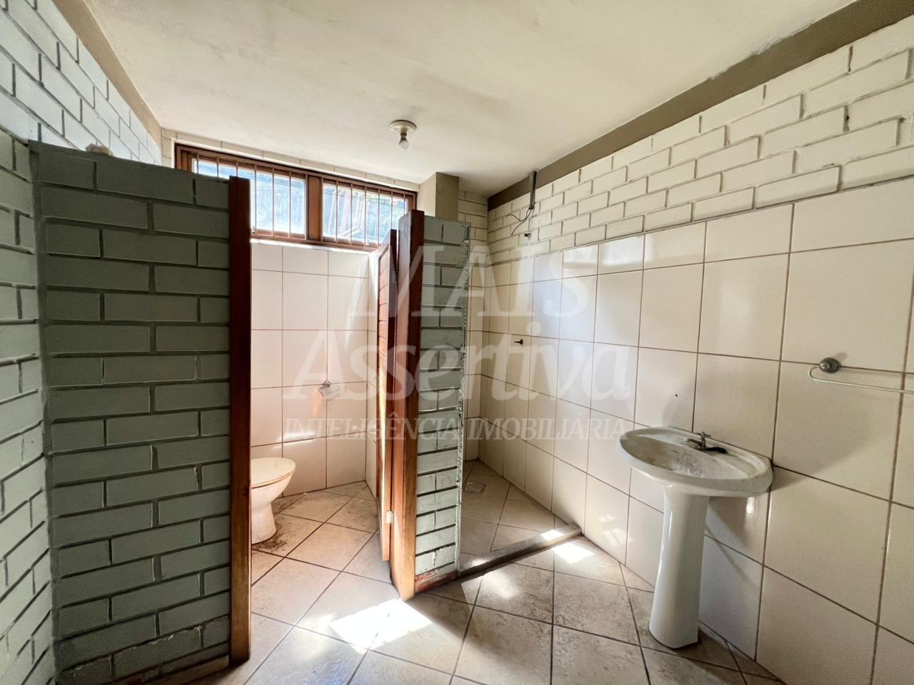 Prédio comercial de 400m² para locação na Rua Guia Lopes 