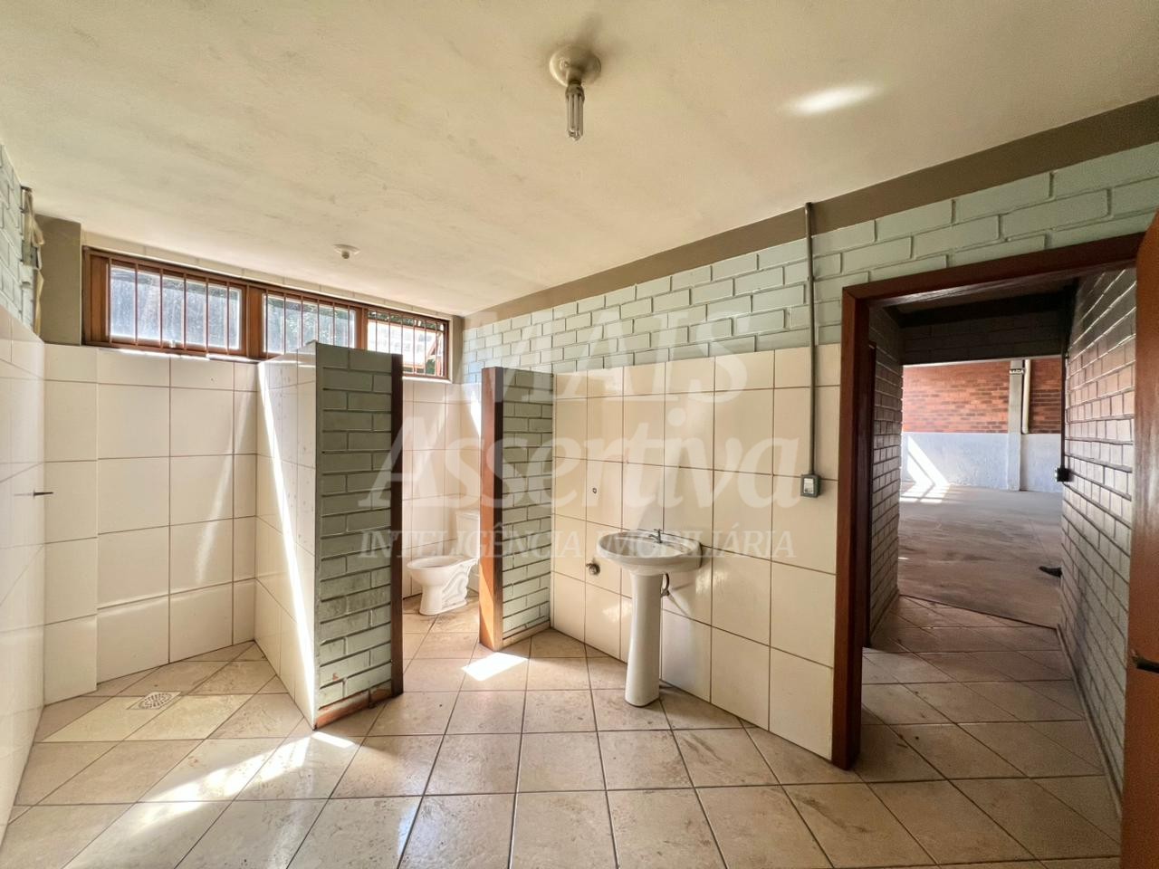 Prédio comercial de 400m² para locação na Rua Guia Lopes 