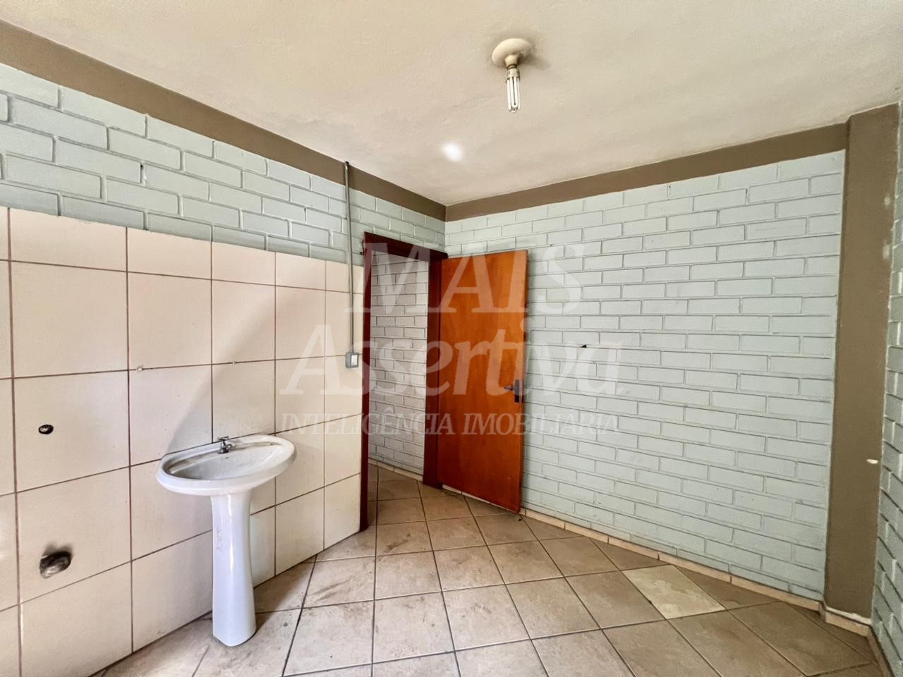 Prédio comercial de 400m² para locação na Rua Guia Lopes 