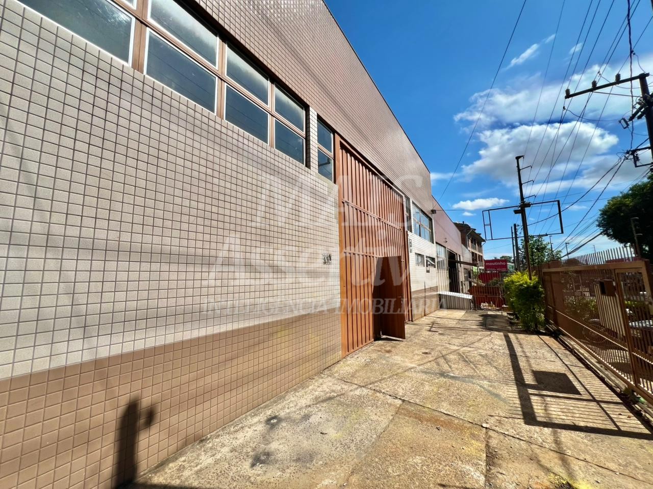 Prédio comercial de 400m² para locação na Rua Guia Lopes 