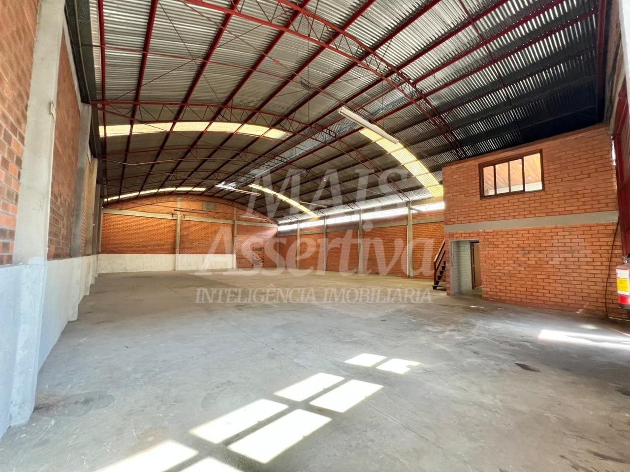 Prédio comercial de 400m² para locação na Rua Guia Lopes 