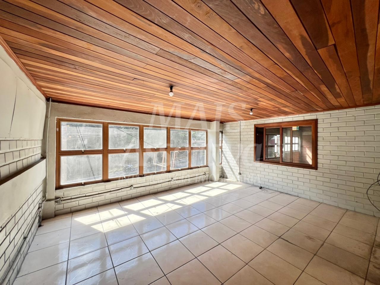 Prédio comercial de 400m² para locação na Rua Guia Lopes 