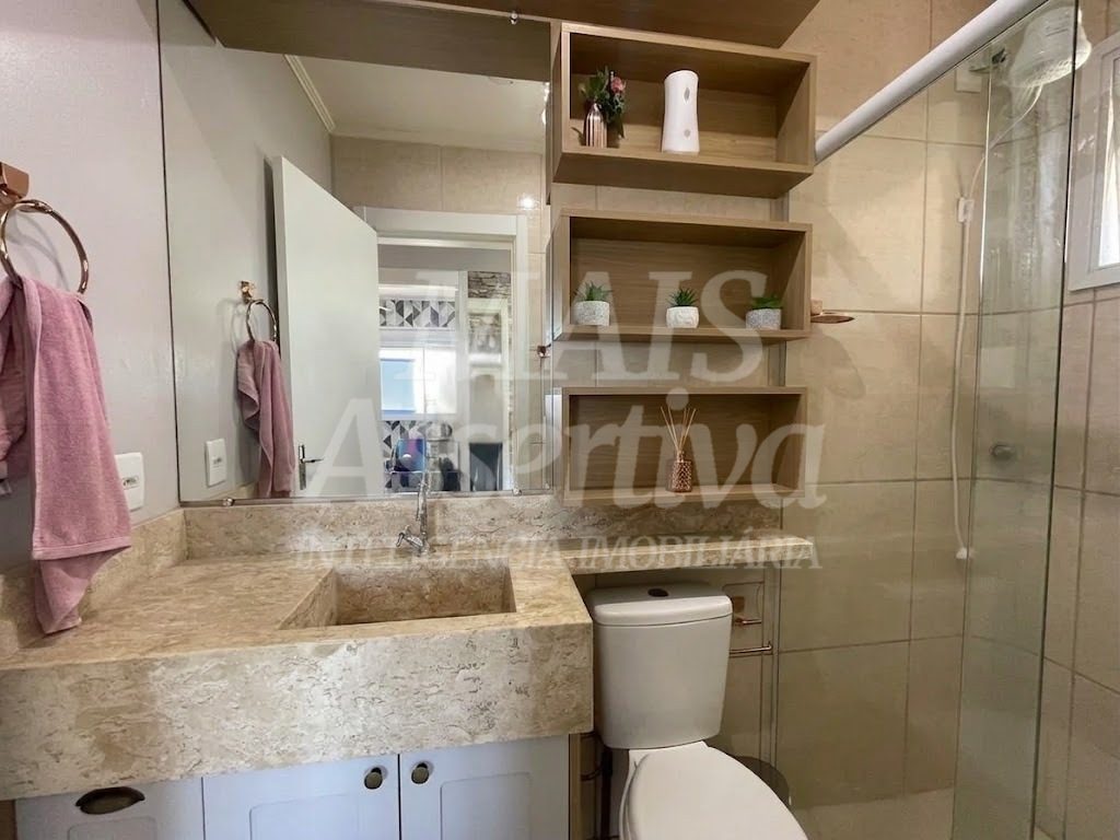 Excelente apartamento à venda - 3 Dormitórios, semi mobiliado e com sacada!