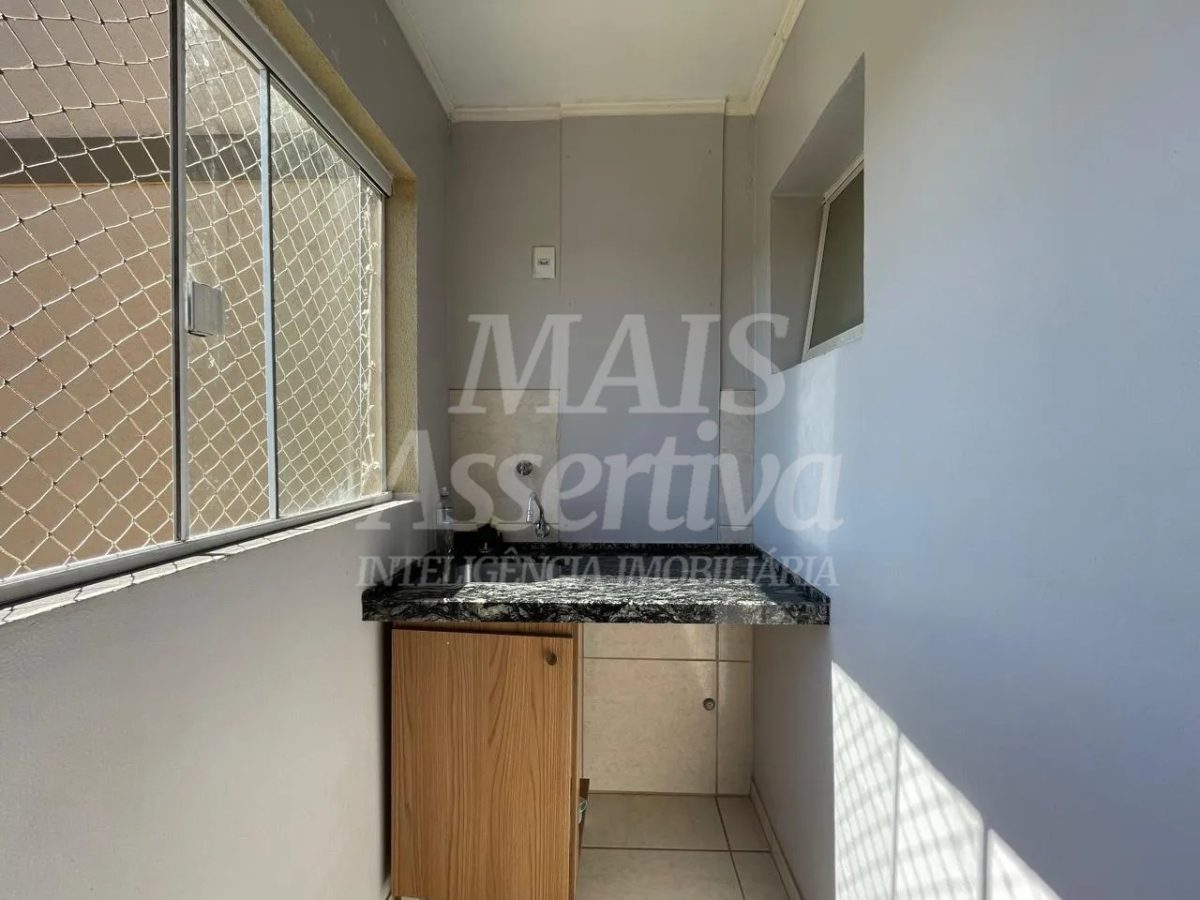 Excelente apartamento à venda - 3 Dormitórios, semi mobiliado e com sacada!