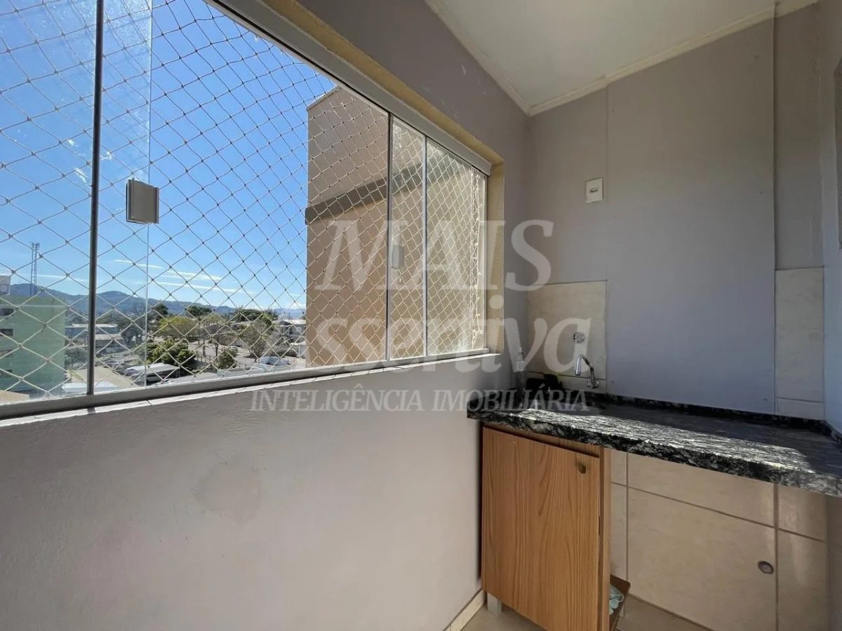 Excelente apartamento à venda - 3 Dormitórios, semi mobiliado e com sacada!